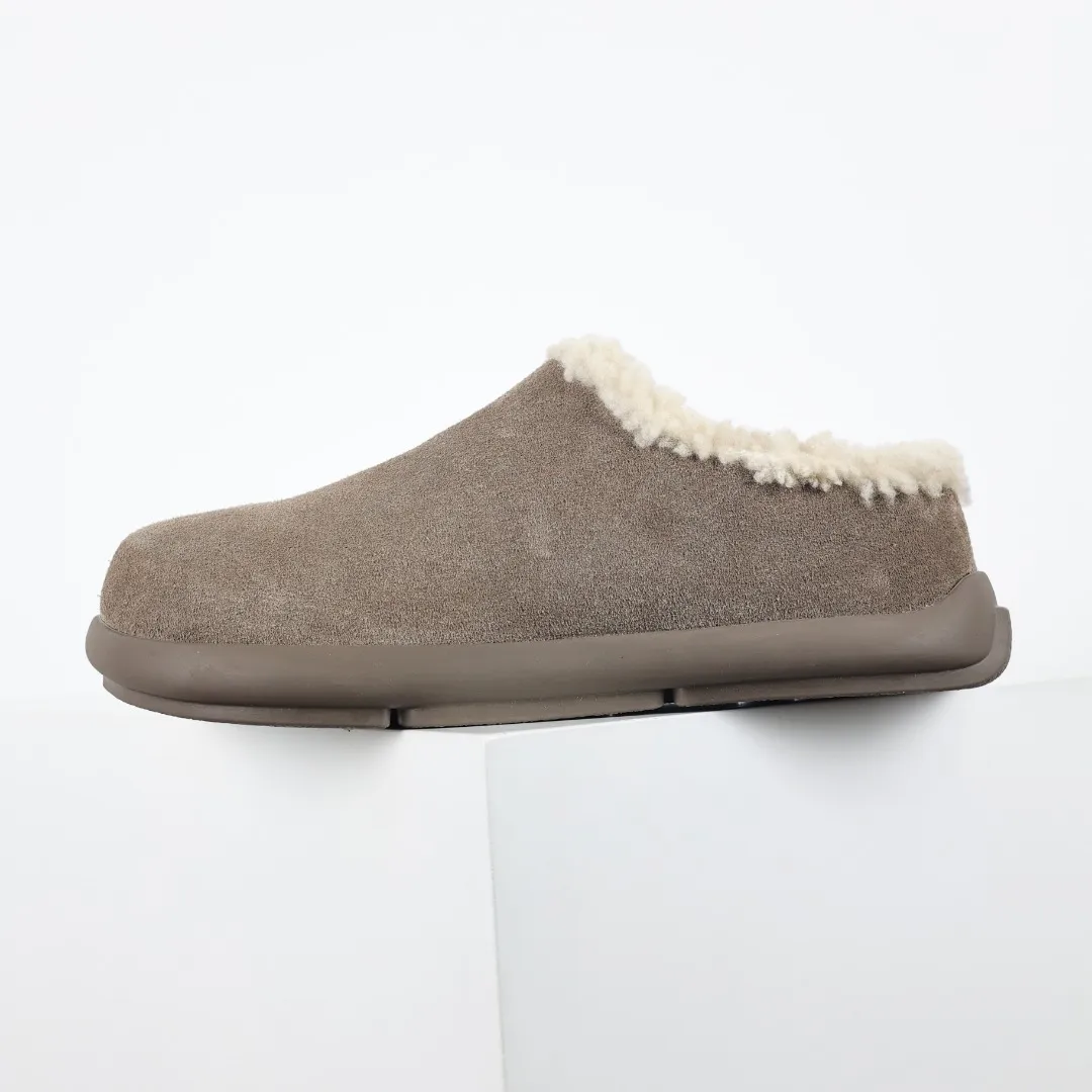 Pick up locally💰560 Core recommendation Good price Independently developed original outsole and cashmere insole to keep you warm in winter and suitable for home use. In the new year, uug launched a style series, which is partially geared towards the preferences of young consumers and has also moved to the forefront of fashion trends. Shoe body material Water-repellent coated suede upper 17 mm UGGPURE™ implanted wool insole Lightweight non-slip comfortable rubber outsole With brand LOGO trademark Comes with a full set of packaging Size: 35 36 37 38 39 40 41 42 43 44